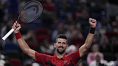 Novak Djokovi� slaví postup do �tvrtfinále turnaje v �anghaji.