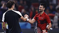 Novak Djokovi� (vpravo) a Jakub Men�ík si podávají ruce po vzájemném souboji ve...