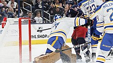 Mathieu Olivier z Columbusu doráí puk do branky Buffala.