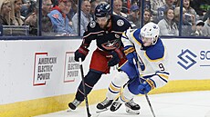 Zach Benson (vpravo) se snaí protáhnout kolem Ivana Provorova.