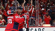 �eský úto�ník Jakub Vrána se raduje s Andrewem Mangiapanem.