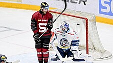 Puk kon�í za zády Petra Kvá�i, p�ed ním cloní Jani Lajunen.