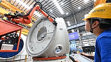 Technik obsluhující robotické rameno na výrobní základn� spole�nosti Dongfang...