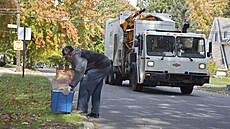 Popelá� vybírá odpad k recyklaci v obytné oblasti ve východní �ásti Detroitu ve...
