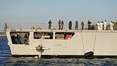 Do Albánie piplula italská vojenská lo Libra s první skupinou migrant, kteí...