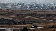 Izraelské vojenské vozidlo u hranice Izraele s palestinským Pásmem Gazy (15....