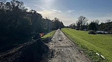 Místo tragické nehody naklada�e pod cyklostezkou na hrázi �eky Odry v Ostrav�....