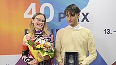 V kategorii Drama porotu zaujala hra Pro� je nebe tak daleko. Cenu p�evzali...