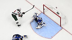 Úto�ník Minnesoty Jakub Lauko se trefuje v utkání proti St. Louis.