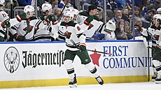 Úto�ník Minnesoty Jakub Lauko slaví se spoluhrá�i sv�j gól proti St. Louis.