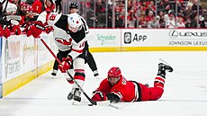 Obránce Caroliny Shayne Gostisbehere se sna�í zastavit Ond�eje Paláta (v bílém)...