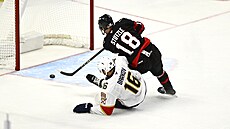 Tim Stützle z Ottawy posílá puk do prázdné branky, zastavit se ho snaí...