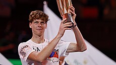 Ital Jannik Sinner pózuje s trofejí po vítztsví na turnaji anghaji.