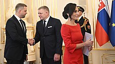 Slovenský premiér Robert Fico (vpravo) vítá nového ministra zdravotnictví...