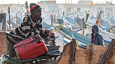 Senegalský rybá v pístavu v Nuázib. Fotky vznikly v letech 2022 a 2023.