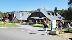 Také Modrava ije z turismu. Je to oblíbené místo, odkud lidé vyráejí do...
