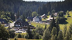 Také Modrava ije z turismu. Je to oblíbené místo, odkud lidé vyráejí do...
