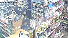 Mu� s no�em v ruce po�adoval po prodava�ce peníze. Útok zachytila kamera.