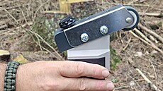 Díky sond lesníci odhalí takzvané závrty a dutinky, které krovec na povrchu...