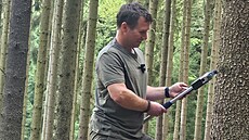 Za jednu hodinu jsou schopni prohlédnout desítky strom.