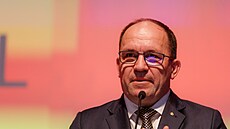 Před téměř čtyřmil lety vystřídal Marian Jurečka v čele KDU-ČSL Marka Výborného, který se vzdal funkce po smrti své ženy. Nyní se chce Výborný do čela KDU-ČSL vrátit. Utká se nejen s Jurečkou, ale i třemi dalšími kandidáty.