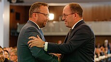 Nový předseda KDU-ČSL Marek Výborný přijímá gratulaci od poraženého Mariana...