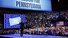 Demokratická kandidátka Kamala Harrisová se setkala s p�íznivci ve m�st� Erie....