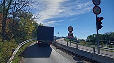 �idi� men�ího nákladního auta nerespektoval dopravní zna�ení a uvázl v...