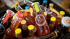 Man�elé �imonovi vyrobili první perlivou rooibosovou limonádu na sv�t� a jako úplnou novinku za�ali prodávat redespresso.