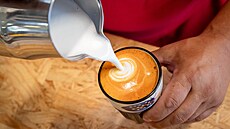 Man�elé �imonovi vyrobili první perlivou rooibosovou limonádu na sv�t� a jako úplnou novinku za�ali prodávat redespresso.