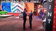 John Elkann, p�edseda p�edstavenstva koncernu Stellantis, vyhlí�í spole�n� s...