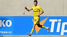 Olomoucký Mat�j Mikulenka slaví gól v ligovém utkání v Hradci Králové.