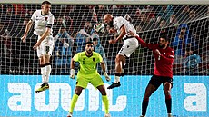 Albánský stoper Ajeti odvrací centr v utkání Ligy národ� v Gruzii.
