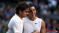 �pan�l Rafael Nadal (vpravo) a �výcar Roger Federer ve finále Wimbledonu 2008