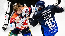 Pardubický úto�ník Jakub Lichtag (vlevo) v bitce s Tomá�em Pitule z Plzn�. (13....