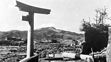 Brána Torii s jedním sloupem po výbuchu atomové bomby v roce 1945