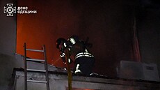 Hasi� zasahují poté, co ruská raketa zasáhla obytnou budovu v Od�se. (19. �íjna...