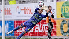 Branká� Olomouce Tadeá� Stoppen vyrá�í mí� v utkání s Hradcem Králové.