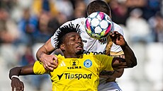 Yunusa Muritala z Olomouce v souboji o mí� s Tomá�em Petrá�kem z Hradce Králové.