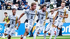 Fotbalisté Hradce se radují z vyrovnávajícího gólu v nastavení v utkání proti...