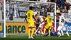 Adam Griger z Hradce Králové dorá�í mí� do brány Olomouce.