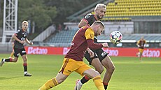 Souboj o mí v utkání mezi Duklou a Pardubicemi.