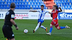 Jan Juro�ka z Ostravy se p�ipravuje k p�ihrávce, sna�í se mu zabránit Mat�j...