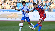 Alexander Sojka z Plzn� p�ihrává, vedle n�j Ewerton z Baníku Ostrava.