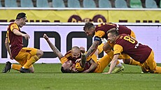 Fotbalisté Dukly se radují z gólu v utkání proti Pardubicím.