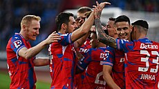 Hrá�i Plzn� se radují z t�etího gólu v utkání s Baníkem Ostrava.
