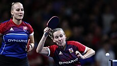 Stolní tenistky Hana Matelová (vpravo) se Slovenkou Barborou Baláovou bojují o...