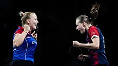 Stolní tenistky Hana Matelová (vpravo) se Slovenkou Barborou Baláovou slaví...