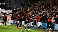 Fotbalisté Bournemouth slaví gól v utkání proti Arsenalu.