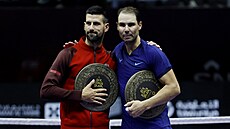 Rafael Nadal (vpravo) a Novak Djokovi� spolu pózují po z�ejm� posledním...